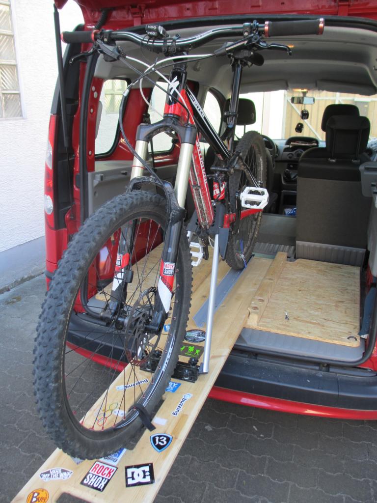 Radtransport im Auto: Fahrradträger für den Kofferraum