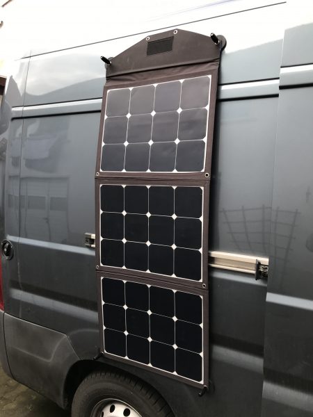 Mit Magneten am Wohnmobil befestigen wir die Solartasche ganz easy.